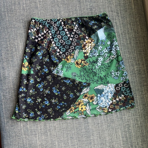 Urban Outfitters mini floral skirt - Picture 2 of 3